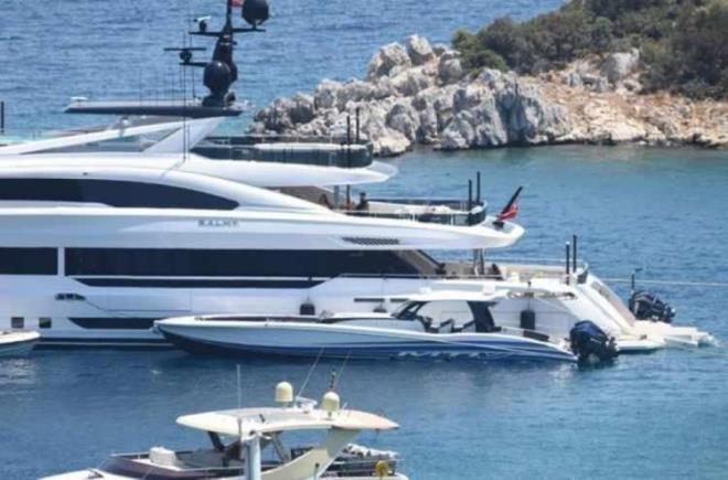 Geni gvertesi ile oturma ve gnelenme alanna sahip olan yat, spa havuzu ve arka ezlonglar iin yer alan blm, korunakl kokpiti, k tarafnda bulunan oturma alanyla denizin tadn karmak iin mkemmel bir manzaraya sahip.