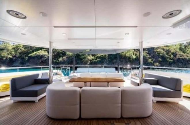 47 metre uzunluunda bulunan BALMY yatn yannda elektrikli srf tahtas, su bisikleti, iki hz teknesi, dizel jet botu ile kendi ierisinde tamamlanan paralaryla gz kamatryor.