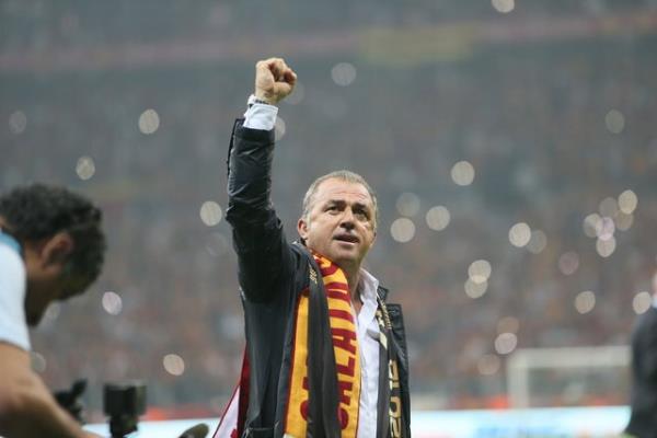 Yer; Olimpiyat Stad'nn soyunma odas. Sper Lig'in 5. haftasnda oynanan derbide G.Saray, devreyi Beikta karsnda 1-0 geride kapatyor.