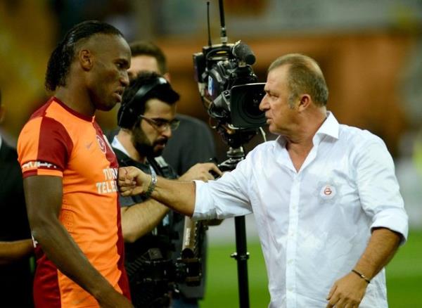 Takmn iki yldz Drogba ve Sneijder'n Terim'i istemedii, hatta mparator'u bakan nal Aysal'a ikayet ettikleri iddia edilmiti.