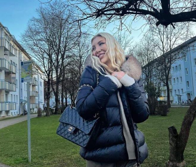 10 yldr mankenlik ve modellik yaptn syleyen pekler, Akkaya ile yzyze gelmek istemediini ancak ayn ii yaptklar iin ortak arkadalar olduunu belirtti. Bunlardan biri de Selin Cierci.