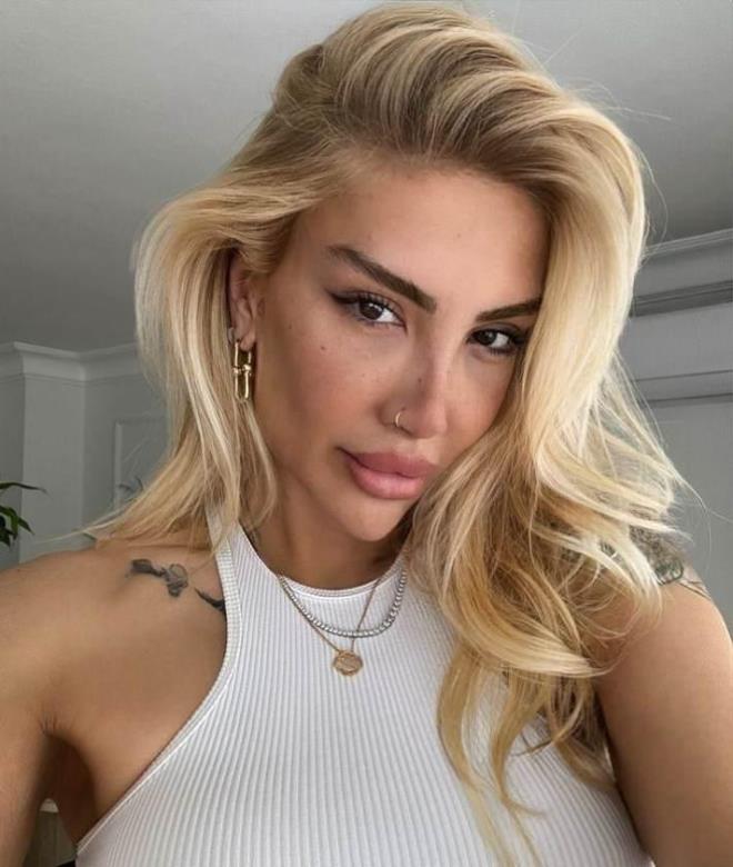 YAKALAMA KARARI IKTI    ikayet zerine savclk tarafndan "hakaret" suundan soruturma balatld. Akkaya pheli sfatyla savcla ifadeye arld.