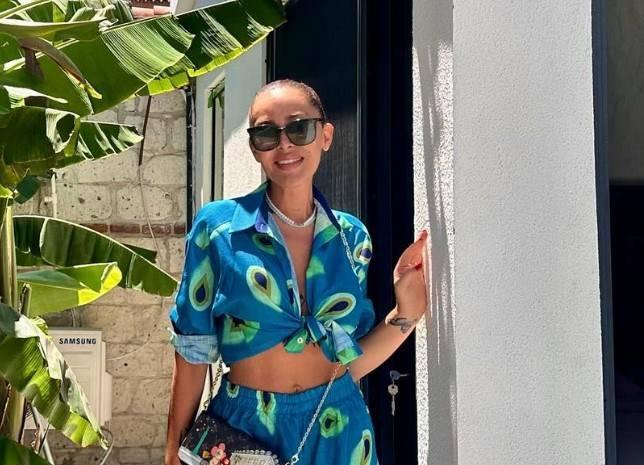 Bir gn bir dnde Selin Cierci ile fotoraf ektirip sosyal medya hesabndan paylaan pekler, bu fotoraf zerine Akkaya'dan hakaretler alm. pekler u ifadelere yer verdi: