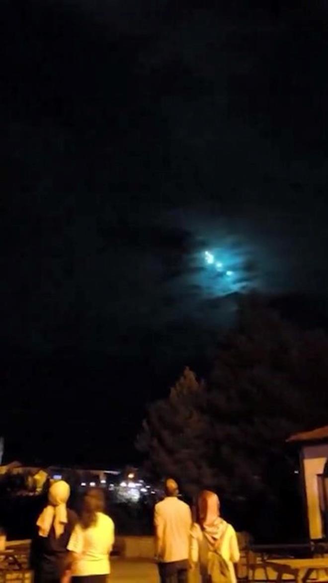 stanbul, Bursa, Yalova, Kocaeli, Sakarya, Bartn, Zonguldak ve Karabk gibi birok ilde k hzmesini fark edenler cep telefonlarna sarld.