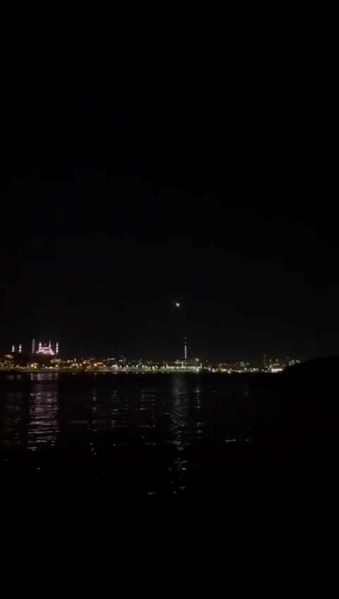 BAKENT'TEN DE GRLD    Trkiye'nin birok blgesinden grlen meteorun sat klar, Ankara'dan da gzlemlendi. I gren vatandalar cep telefonu ile o anlar kaydetti. Meteorun sat renkli klar, bir sre sonra gzden kayboldu.