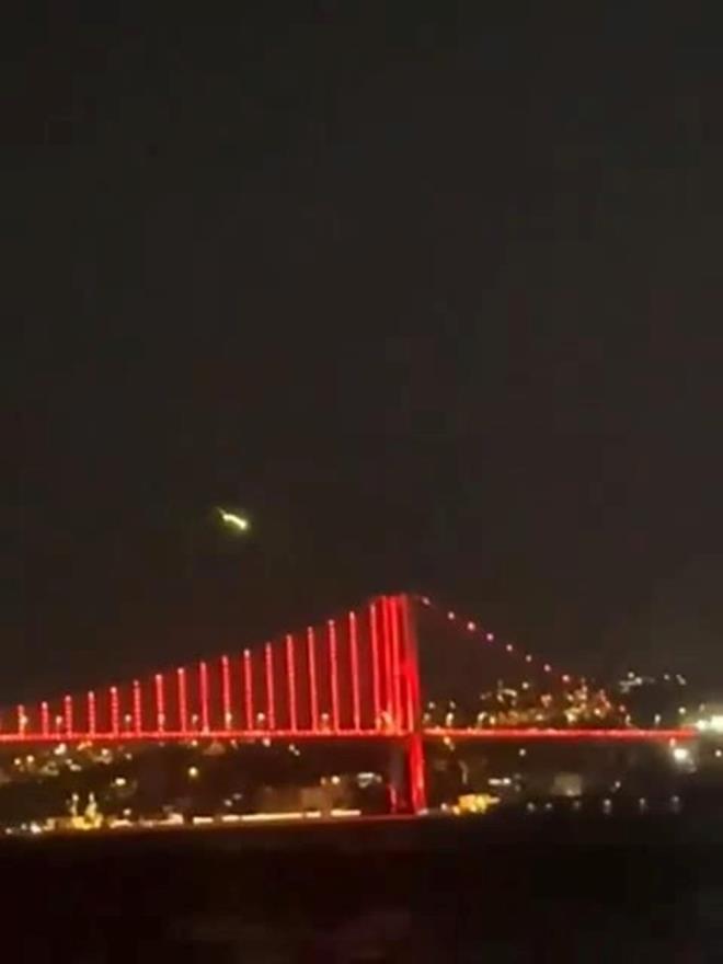 Grenlerin aknlk iinde izledii anlar baz vatandalar cep telefonu kameralaryla kayt altna ald.