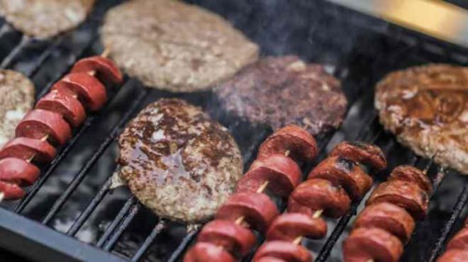 Sosisli sandviler, arkteri etleri, paketlenmi sucuk ve daha fazlas, diyetinizden tamamen karlmamsa, mmkn olduunca kanlmas gerekilen gdalar arasnda yer alyor. ?Dnya Salk rgt, ilenmi etleri 1. grup kanserojen olarak snflandrd, yani kansere neden olduu biliniyor. Lago, ?lenmi etler, taze ette bulunmayan kimyasallar ierir? diyor.