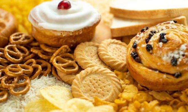 RAFNE KARBONHDRATLAR  <br>  Rafine karbonhidartlara beyaz ekmek, beyaz pirin ve makarna, hamur ileri, pizza ve daha fazlas dahildir. Lago, ?Rafine tahl rnlerinin vcudumuzda iltihaplanmay tevik ettii biliniyor, genellikle eker oran daha yksek ve obezite ile de ilikili? dedi.