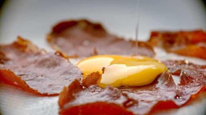 Salkl beslenmek vcudunuz iin nemlidir. Ancak bazen lezzetine dayanamayarak tkettiiniz ve ok da zararl olmadn dndnz besinler vcudunuz zerinde olumsuz etkiler oluturabilir.     Gnmz modern dnyasnda hele ki ehirlerde yayorsak salkl beslenmek olduka zor. ABD'li New York Post gazetesi, en zararl yiyecekleri kamuoyu ile paylat.