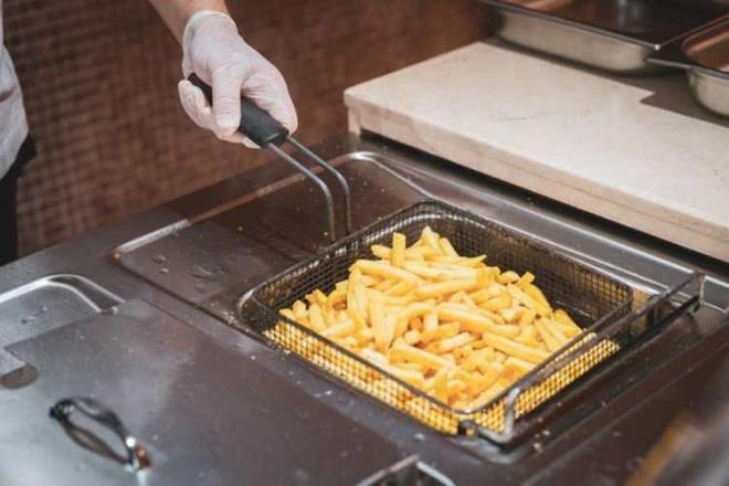 Bu ya kategorisi, birok paketlenmi gda ve fast food rnnde yer alyor. Beslenme uzman Paul&#8203;, ?Hidrojenlenmi yalarn, nfus aratrmalarnda lm oranlarn arttrd kesin olarak gsterilmitir. Fstk ezmesi gibi birok popler tketici rn markas hidrojene yalar ierdiinden, tketicilerin paketlenmi gda rnlerinin zerindeki ierik etiketini okumalar nemlidir? ifadelerinde bulunurken, bu yalardan uzak durulmas gerektiini vurgulad.