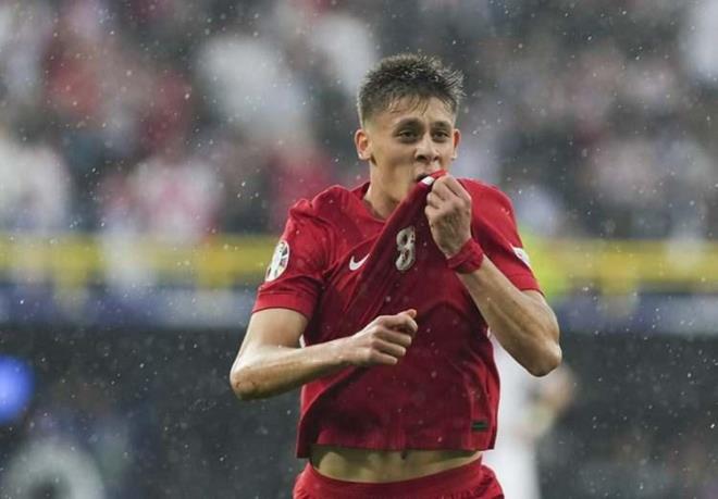 Real Madrid formas giyen milli futbolcumuz Arda Gler'in kklk fotoraflar, sosyal medyada gndem oldu. 19 yandaki yldzmzn sevimli halleri, kalpleri eritti. te o fotoraflar...