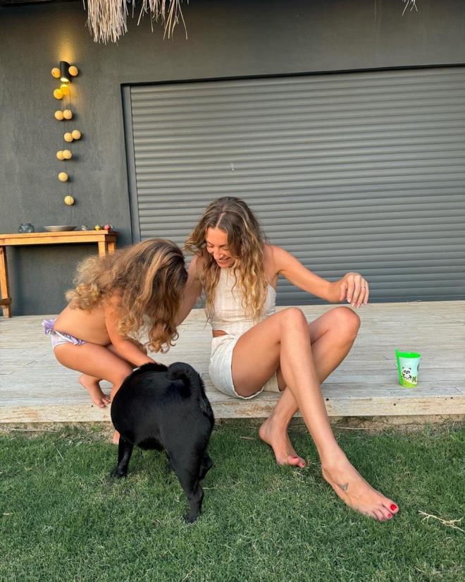 KIZIYLA POZ VERD    Zaman zaman ei ve kzlaryla da ekilen fotoraflarn takipilerinin beenisine sunan nl oyuncu, son olarak kz Lalin ile objektif karsna geti.