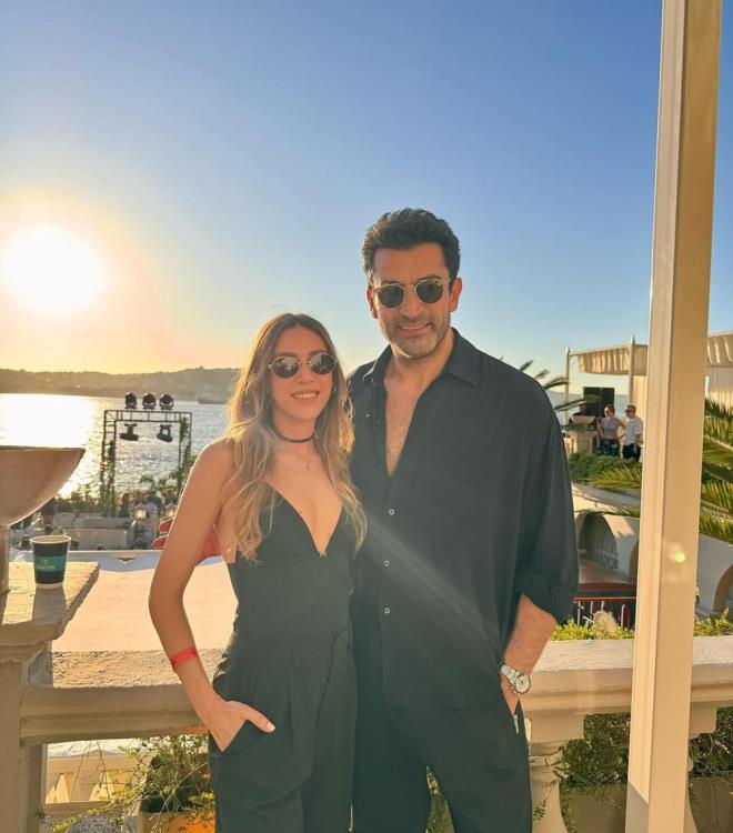 "Y K DODUN SEVGLM"    te yandan Sinem Kobal, 18 Haziran'da 49 yana basan ei iin de romantik bir paylam yapmt. Eiyle pozlarn yaynlayan nl isim, "yi ki dodun sevgilim" ifadelerini kullanmt.