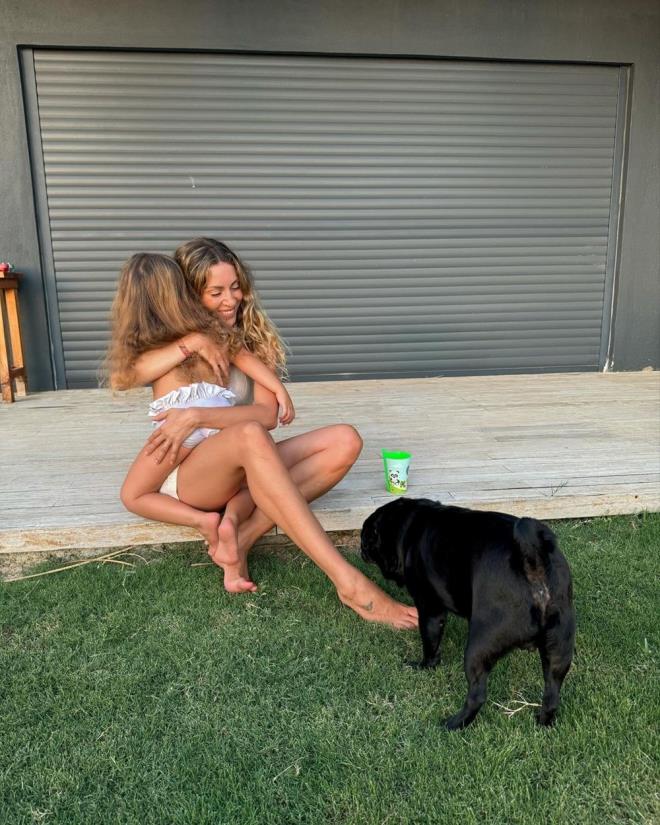 "SALAR AYNI"    Ailesiyle tatilin tadn karan nl oyuncuya "ok tatlsnz", "Sinem ve minik Sinem", "Lalin'in sa rengi ayn anne", "Salar ayn, ok tatlsnz" gibi yorumlar geldi.