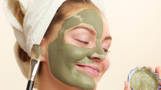 Cildinizin hem ieriden hem dardan neme ihtiyac vardr. Bunu yapmann en kolay yolu gn iinde bol su imektir.