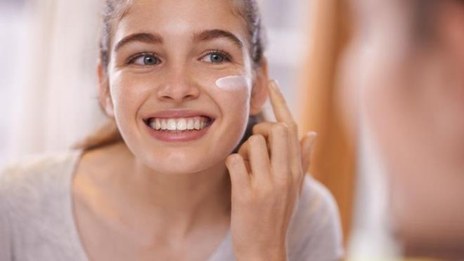 Uyuduunuzda hibir ey yapmazken, vcudunuz iki kat daha fazla alr. Uyku, cilt hcrelerinizin ihtiya duyduu oksijen ve kan ald zamandr ve daha taze ve daha parlak grnen bir cilde uyanmanza yardmc olur.