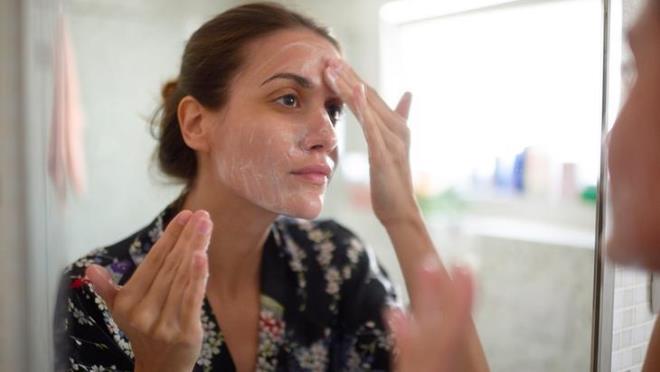 Normal yemeklik ya/tereya yerine szma zeytinya tercih edin. Son olarak, diyetinize portakal, ceviz, zm ve avokado gibi antioksidanlar ekleyin ve birka gn iinde daha salkl grnen bir cilde merhaba diyeceksiniz.