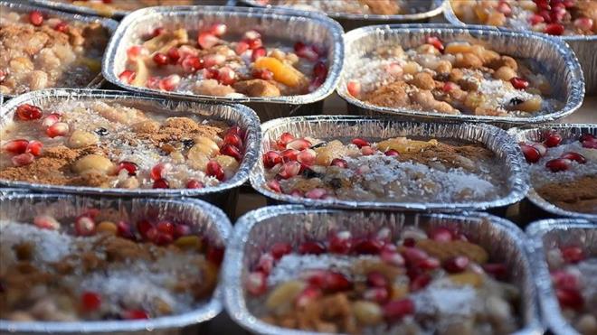 AURE GN'NN ANLAM VE NEM    Arapada "on" anlamna gelen "aara" kelimesinden treyen Aure Gn, hicri yln ilk ay muharremin onuncu gnne denk geliyor. Hadis kaynaklarna gre, Hazreti Nuh'un gemisinin tufandan kurtulmas ve Hazreti Musa'nn Kzldeniz'den geerek srailoullar'n Firavun'dan kurtarmas hadiseleri de bugnde gerekleti.    Ayrca kltr tarihine ait birok esere gre, Hazreti Adem'in iledii gnahtan sonra tvbesinin kabul edilmesi, Hazreti dris'in diri olarak ge ykseltilmesi, Hazreti brahim'in atete yanmamas, Hazreti Yakup'un olu Yusuf'a kavumas, Hazreti Eyyub'un hastalklarnn iyilemesi, Hazreti Yunus'un baln karnndan kmas ve Hazreti sa'nn doumu ve lmden kurtarlarak ge ykseltilmesi gibi hadiselerin de bugn yaand rivayet ediliyor.