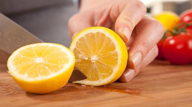 Limonlarn ieriindeki yksek C vitamini, baklk sistemini glendirmede nemli bir rol oynar. C vitamini, vcudun enfeksiyonlarla savamasna yardmc olan beyaz kan hcrelerinin retimini artrr.