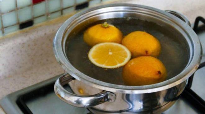 Limonun ieriindeki pektin lifi, tokluk hissi yaratarak ar yeme isteini azaltr. Bunun yan sra limon suyu, metabolizmay hzlandrarak kalori yakmn artrr. Diyet yapanlar iin etkili bir destek olabilir. Yemekten nce ieceinizlimon suyu, daha az yemek yemenizi salar ve kilo vermenize yadmc olur.