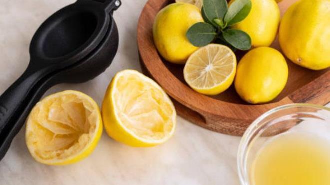 Sindirim sistemine olan faydalar da gz ard edilmeyecek kadar nemli. Limon suyu, mide asidini dengeleyerek hazmszlk ve ikinlik gibi sorunlarn giderilmesine yardmc olur. Ar ve yal bir yemek yedikten sonra iilen bir bardak kaynam limon suyu, mideyi rahatlatabilir ve sindirimi hzlandrabilir.