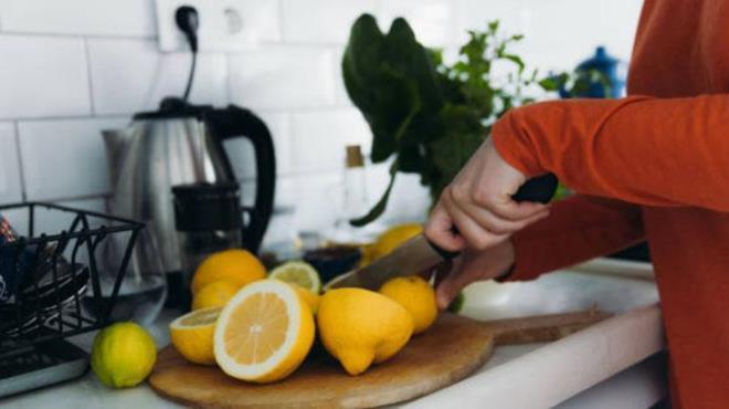 Limon suyunun doal asidik yaps, mide ekimesi ve refl gibi sorunlar hafifletebilir. Sindirimi kolaylatran limon suyu, barsak hareketlerini dzenleyerek kabzl nler ve barsak saln iyiletirebilir.