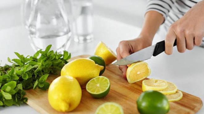 Limon suyunun enerji verici zellikleri de ok nemlidir. Limonun ieriindeki vitaminler ve mineraller yorgunluu azaltr ve daha aktif olmanz salar. Ayrca limon suyu, stresi azaltarak ruh halini iyiletirir. Limonun doal aromas sinir sistemini rahatlatacaktr.