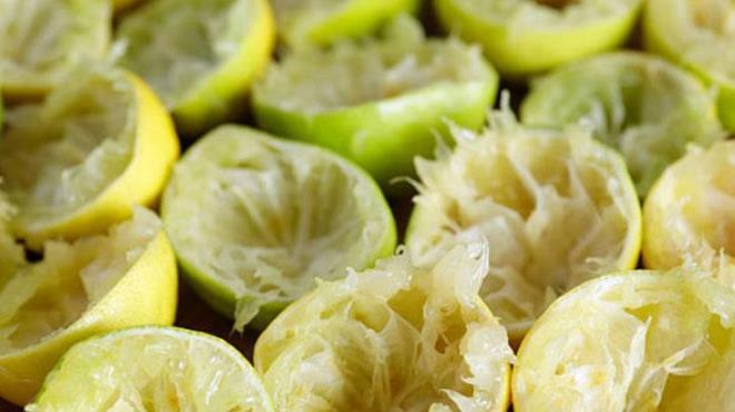 Sabahlar a karnna iilen bir bardak lk limon suyu, karacierin temizlenmesine yardmc olur. Toksinlerin vcuttan atlmas, cilt sal zerinde faydal etkiler brakr. Ancak bu durum vcudun genel sal iin daha byk faydal etkilere yol aar.