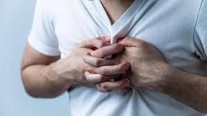 KAN EKERN DZENLER! Kan ekerini dzenleyici etkileriyle de bilinir. Diyabet hastalar iin faydal olabilir, nk inslin seviyelerini dengeler ve kan ekerinin kontrol altnda tutulmasna yardmc olur. DOAL TANSYON LACI! Sarmsak, ayn zamanda hipertansiyon riskini azaltan besinler arasnda da deerlendirilmektedir. Ani tansiyon ykselmelerinde sarmsak tketmek tansiyon drc etkiler salad iin son derece faydaldr. SARIMSAK EZMES NASIL KULLANILIR? Sarmsak ezmesini salatalarnza, soslarnza, orbalarnza veya yemeklerinize ekleyerek tketebilirsiniz. Ancak, sarmsan gl bir tad ve kokusu olduunu unutmamak nemlidir. Sarmsa i olarak tketmek en faydal yntemdir, nk piirme sreci baz aktif bileiklerin etkisini azaltabilir.