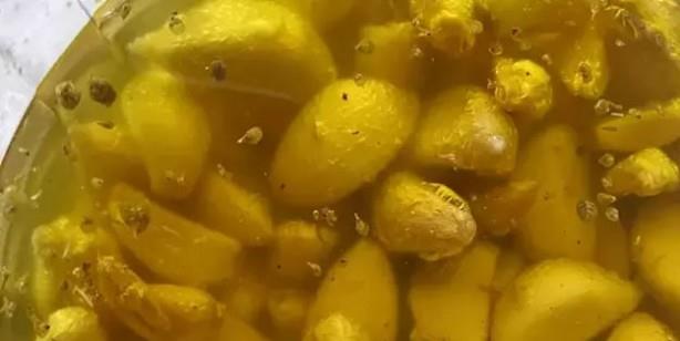 Sarmsak ezmesi, salk asndan saysz fayda sunan gl bir besindir. Baklk sisteminden kalp salna, antioksidan ve anti-inflamatuar etkilerinden sindirim sistemi zerindeki olumlu etkilerine kadar, sarmsak ezmesini gnlk beslenmenize ekleyerek bu faydalardan yararlanabilirsiniz. Ancak, herhangi bir salk sorununuz varsa veya yeni bir besin denemek istiyorsanz, nce bir salk profesyoneline danmanz nemlidir.