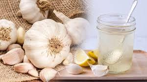 LEZZ SARIMSAK KABUU AYI TARF! Sarmsak kabuu ay hazrlamak olduka basittir ve evde kolayca yaplabilir. te sarmsan kabuundan yaplan mucize ayn tarifi! Malzemeleri: 3-4 di sarmsan kabuklar, 2 su barda su, Bal veya limon (istee bal), YAPILII! Sarmsak kabuklarn iyice ykayn. Bir tencereye 2 su barda su koyun ve kaynatn. Kaynayan suya sarmsak kabuklarn ekleyin. 5-10 dakika boyunca ksk atete demleyin. ay szn ve fincana dkn. Tatlandrmak iin bal veya limon ekleyebilirsiniz. posta'ya gre: Sarmsak ve sarmsak kabuu ay, salnz destekleyen doal ve etkili yntemlerdir. Ancak, zellikle kronik bir hastalnz varsa veya dzenli olarak ila kullanyorsanz, bu doal yntemleri denemeden nce bir salk profesyoneline danmanz nemlidir.