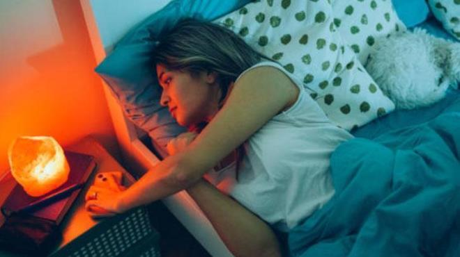 Bu nedenle stres seviyenizi kontrol altna tutabilmek iin bu tr objeler kullanarak rahatlamay seebilirsiniz. Rahatlama genel anlamda stresi azaltmaya yardmc olabilir. Yoga ve egzersiz yaparken tuz lambas olan bir ortam daha rahat hissetmenizi salyorsa bu durumda bir saknca yoktur.