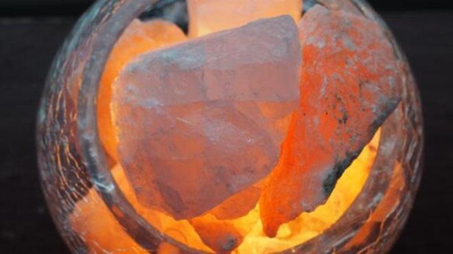 Tuz lambalar hakknda yaplan salk iddialarnn ou, havaya negatif iyonlar saldklar fikrinden kaynaklanyor. Bilim insanlar 20. yzyln bandan beri hava iyonlarnn kaynaklarn ve potansiyel faydalarn aratryor.