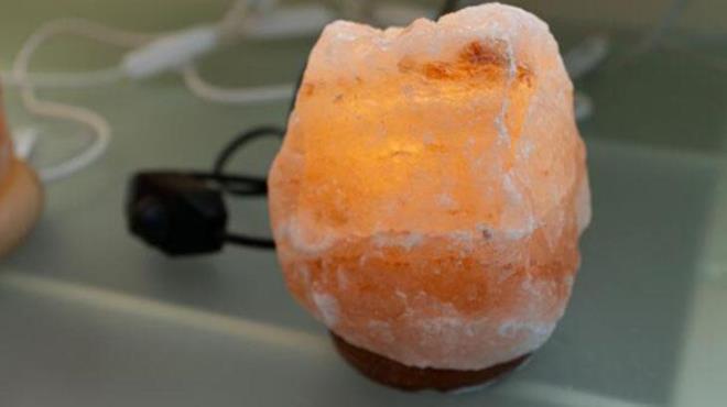 Bu durumun yan sra tuz lambalarnn ilk etapta negatif iyonlar rettiine ve saldna dair ok az kant mevcut. Tuz lambalarnn iddia edilen salk faydalarndan hibiri doru ve kantl bir bilimsel veriye ulamam.