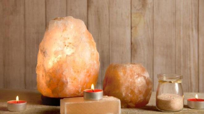 Tuz lambalar, i ksmnda ampul veya farkl aydnlatclar ieren kaya tuzu paralardr. Gerek tuz lambalar genellikle Himalayalar'dan karlan kaya tuzundan yaplr. Ancak satn alrken bu gerei anlamak zorlayc olabilir.