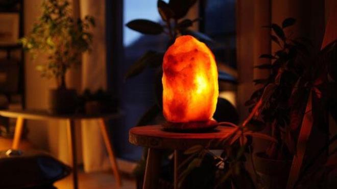 Ancak doada bulunan negatif iyonlarn zihinsel ve fiziksel sala kar potansiyel bir fayda yaratmas tam olarak kesinlemi bir gerek deil. yle ki bu aratrmalar bir noktada sonusuz kalm. Bu lambalarn salk asndan iyiletirici zellikler tadna dair bilimsel bir kant bulunmam.