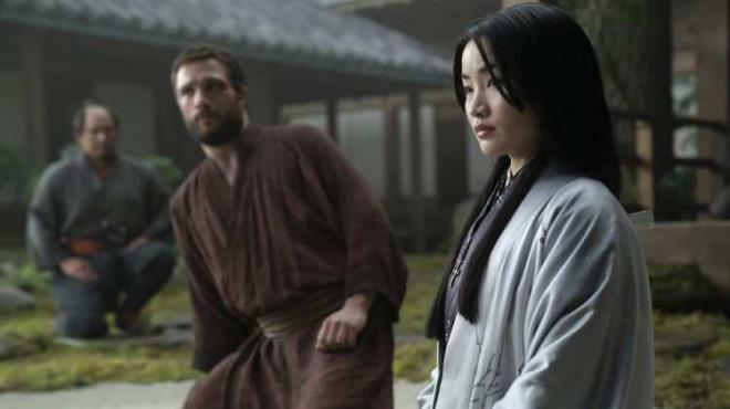 SHOGUN    (Hulu)    1600 ylnda Japonya'da geen bu dizide Lord Yoshii Toranaga, yakndaki bir balk kynde mahsur kalm gizemli bir Avrupa gemisi bulunduunda hayat iin savamak zorunda kalyor.