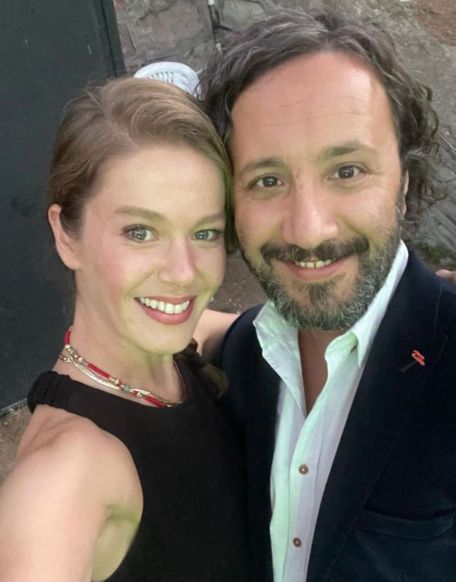 Yer ald dizi ve filmlerle byk bir hayran kitlesine sahip olan gzel oyuncu Burcu Biricik bir kz ocuu dnyaya getirdi.