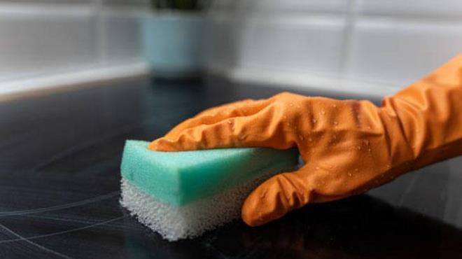 ekmecenin ne kadar meyve ve sebzeyle dolu olduuna bal olarak  sngere kadar kullanabilirsiniz ancak her zaman kuru olduklarndan emin olun.    Sngerleri ekmecenin altna, meyve ve sebzelerin altna yerletirin. Sngerlerinizi her 10 ila 15 gnde bir deitirmeniz hayati nem tar.