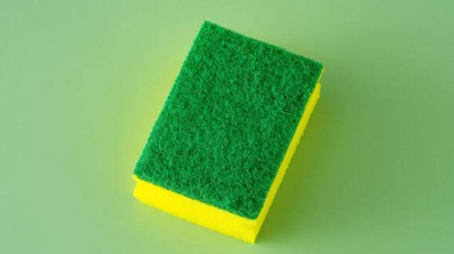 Mutfak sngerleri kuru olduklarnda ve nemli bir alanda bekletildiklerinde havadaki nemi ekerler. Bylece sngerler ok nemli meyve ve sebze ekmecelerine konduunda, meyve ve sebzelerin bozulmasn nlerler.