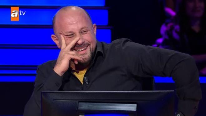 Blmn yaynlanmasndan ksa bir sre sonra Kenan mirzalolu'nun yarmacyla geirdii o anlar sosyal medyada gndem oldu.