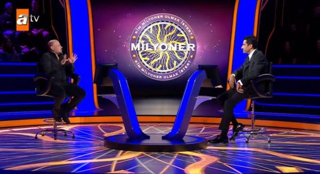 "BELL OLUYOR"    Murat Yaar Bayram'n "Evet" cevab vermesi zerine glmseyerek yant veren Kenan mirzalolu; "Belli oluyor. ki kiiyle yapsaydnz belki bir konuma ans olurdu ama tek bana yaptnz o kadar belli ki! Makineli tfek gibi, balad m bitmiyor." eklinde konutu.