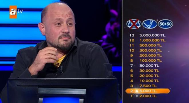 6 SORUDA ELEND!    Yarma srecinde 30 bin TL deerindeki 6?nc soruya kadar gelebilen Murat Yaar Bayram, karsna kan "1990'da ABD mzik listelerinde birinci sraya kan dinlediiniz 'Ice Ice Baby' adl arky kim seslendirmektedir?" sorusuna yanl cevap vermesi zerine elendi.