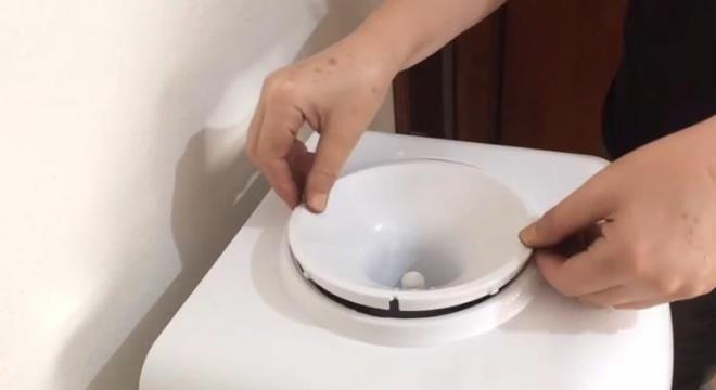 Yaklak olarak 8 saat bu suyu iinde tutun. Sre bittikten sonra aparat karp yanlarda da varsa biriken tortu kire onlar elinizle temizleyin.