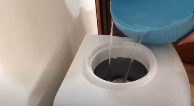 Bir leen getirip iki musluu da aarak o suyu boaltn. Daha sonra ierisine temiz su ekleyip bu ilemi 4-5 kere tekrarlayn.