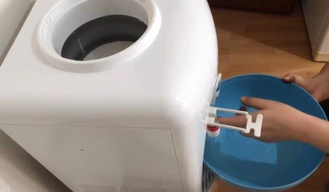 Daha sonra 1 bardak suyun iine 1 yemek ka limon tuzu koyup kartrn ve sebilin ierisine bu karm da ekleyin.