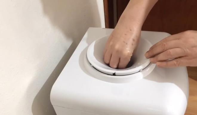 Ardndan maden suyu ya da soda alp sebilin iine boaltp temizleme ilemine geebilirsiniz. ine Birka ie boaltarak kireci yok edebilirsiniz. Aparatnn da iinde kire olaca iin soday dktkten sonra stne kapatp bu ekilde biraz brakabilirsiniz.