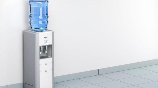 Yaz mevsiminde artan scaklklarla birlikte sebillerde bulunan su daha ok iiliyor. Soutucu etkisiyle hem evlerde hem de ofislerde kullanlan su sebillerinin temizlii ile ilgili uzmanlardan pe pee aklamalar geliyor.