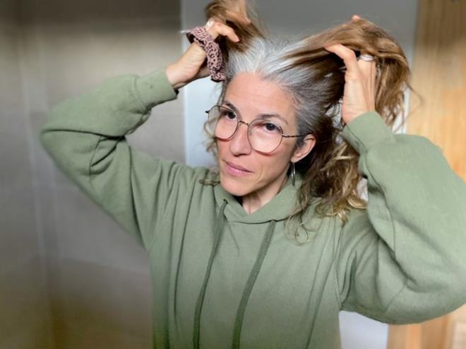 imdi beyaz bir sa yolma eylemini dnelim. Bir sa koparldnda, kknden karlr ve sonunda yerine yenisi kar. Ancak bu yeni sa, yolma eyleminin kendisinden etkilenmeyecektir. Bunun yerine rengini, u anda sa foliklnde aktif olan melanositlerden alacaktr.