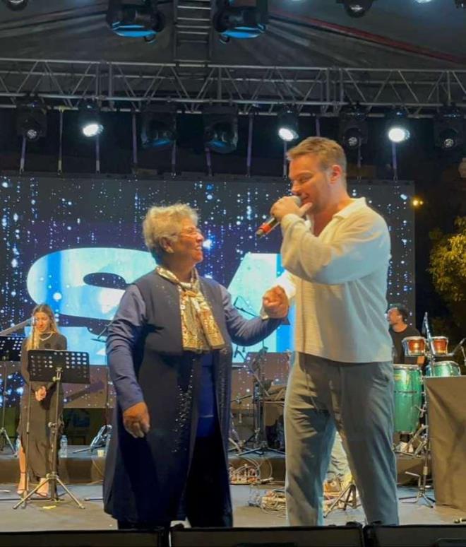 retmenini karsnda gren Akl?n yaad mutluluk gzlerinden okundu. Ayla Hoca sahneye alayarak kt.